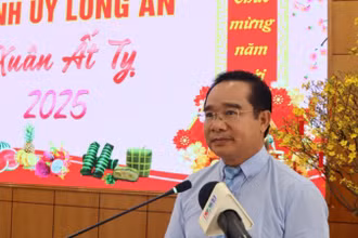 Bí thư Tỉnh ủy Long An Nguyễn Văn Được phát biểu tại buổi họp mặt.