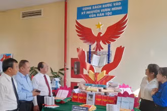 Lãnh đạo tỉnh và huyện tham quan gian giới thiệu sách, triển lãm trưng bày sách tại lễ phát động. 