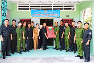 Cụm thi đua trao nhà đồng đội cho chiến sĩ Phòng Cảnh sát cơ động, Công an tỉnh Sóc Trăng.