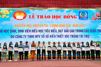 Trao học bổng Lương Định Của cho học sinh hiếu học tiêu biểu.