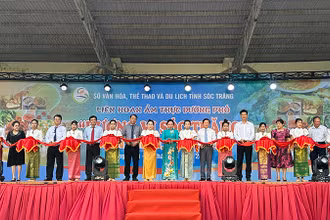 Lãnh đạo tỉnh Sóc Trăng thực hiện nghi thức khai mạc Liên hoan.