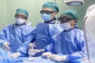 Ê-kíp bác sĩ tiến hành tái thông động mạch vành trái cho bệnh nhân