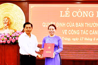 Đồng chí Trần Văn Lâu trao quyết định luân chuyển đồng chí Huỳnh Thị Diễm Ngọc giữ chức vụ Bí thư Thị ủy Ngã Năm.