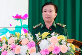 Đại tá Nguyễn Trìu Mến, Bí thư Đảng ủy, Chính ủy Bộ đội Biên phòng tỉnh Sóc Trăng phát biểu tại Hội nghị.