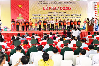 Nhân dân huyện Long Phú (Sóc Trăng) phấn khởi đến dự lễ khởi công xây nhà cho người nghèo, khó khăn.
