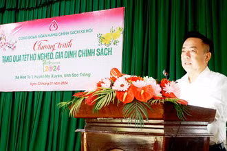 Phó Tổng Giám đốc Ngân hàng Chính sách xã hội Huỳnh Văn Thuận chúc Tết người dân Hòa Tú (Mỹ Xuyên).