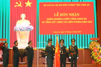 Thiếu tướng Trần Ngọc Hữu, Phó Tư lệnh Bộ đội Biên phòng thừa ủy Chủ tịch nước trao Huân chương Chiến công hạng Ba cho Bộ Chỉ huy Bộ đội biên phòng Long An.