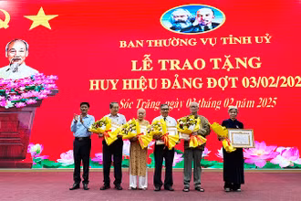 Đồng chí Lâm Văn Mẫn trao Huy hiệu Đảng cho các đảng viên 