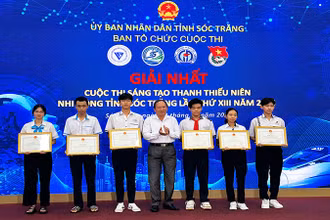 Ban tổ chức trao giải Nhất cuộc thi.