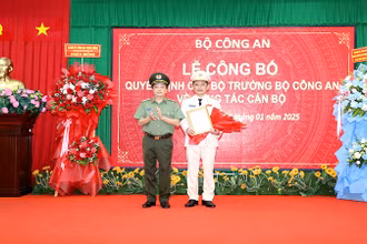 Thiếu tướng Đặng Hồng Đức trao Quyết định cho Đại tá Trần Văn Dương, Giám đốc Công an tỉnh Sóc Trăng