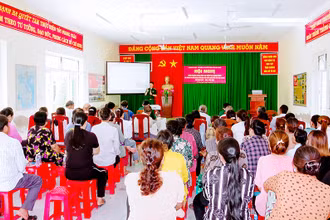 Quang cảnh buổi tuyên truyền tại xã An Thạnh 3, huyện Cù Lao Dung. (Ảnh: Văn Long)