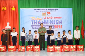 Đại diện Đoàn thanh niên Công an Sóc Trăng tặng quà cho các học sinh vượt khó học tốt. 