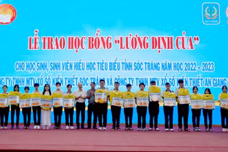 Trao học bổng Lương Định Của cho các học sinh, sinh viên hiếu học của tỉnh Sóc Trăng.