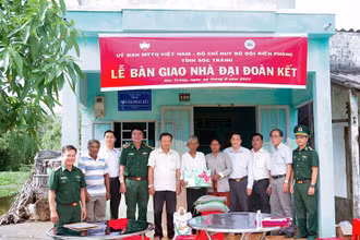 Bàn giao nhà cho gia đình bà Thạch Thị Út, phường 2, thị xã Vĩnh Châu. 