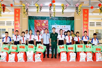 Tặng quà cho các em học sinh trên địa bàn xã Lâm Tân, huyện Thạnh Trị.