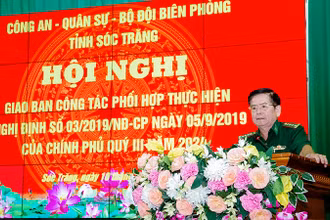 Đại tá Trịnh Kim Khâm, Chỉ huy trưởng Bộ đội Biên phòng tỉnh Sóc Trăng, phát biểu tại hội nghị.