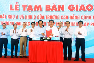 Lãnh đạo tỉnh Sóc Trăng bàn giao cơ sở vật chất cho Đại học Cần Thơ.