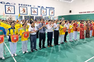 Ban tổ chức giải tặng cờ lưu niệm cho các câu lạc bộ.