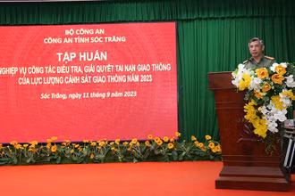 Đại tá Huỳnh Hoài Hận, Phó Giám đốc Công an tỉnh Sóc Trăng, phát biểu tại lễ khai giảng.