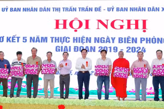 Tặng quà cho các cá nhân điển hình tiên tiến trong tham gia xây dựng khu vực biên giới vững mạnh