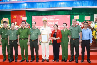 Đại tá Bùi Đức An - Phó Giám đốc Công an tỉnh Sóc Trăng chụp ảnh cùng lãnh đạo, đại biểu tham dự buổi lễ.