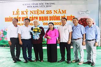 Lãnh đạo tỉnh Sóc Trăng và các nhà tại trợ Quỹ học bổng Dương Kỳ Hiệp.