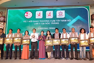 Lãnh đạo tỉnh Sóc Trăng tặng tranh lưu niệm cho đại diện doanh nghiệp các tỉnh, thành phố Tây Nam Bộ.