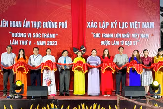 Ban tổ chức thực hiện nghi thức cắt băng khai mạc lễ hội đường phố và bức tranh gạo ST25.