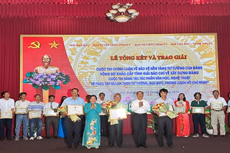 Trao giải cuộc thi sáng tác tác phẩm văn học, nghệ thuật về Bác Hồ.
