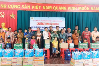 Trao 1.000 phần quà cho người dân ven biển Vĩnh Châu