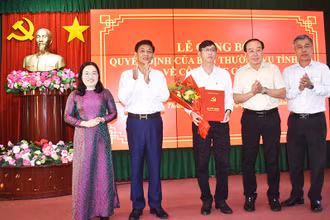 Bí thư Tỉnh ủy và lãnh đạo Thành ủy Sóc Trăng chúc mừng đồng chí Thái Đăng Khoa.