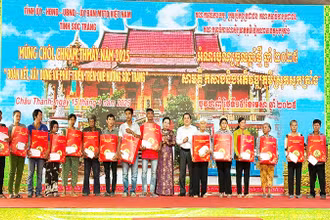 Tặng quà cho hộ nghèo Khmer vui đón Tết cổ truyền Chôl Chnăm Thmây.
