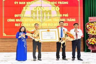 Thừa ủy nhiệm của Thủ tướng Chính phủ, lãnh đạo tỉnh Sóc Trăng trao Bằng chứng nhận đạt chuẩn nông thôn mới cho huyện Châu Thành.