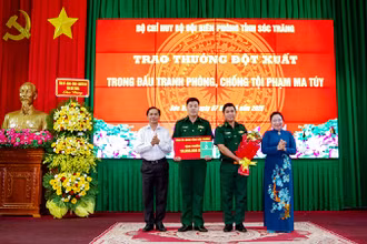 Đồng chí Hồ Thị Cẩm Đào và đồng chí Trần Văn Lâu trao thưởng cho tập thể đồn Biên phòng Trung Bình.