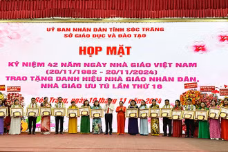Lãnh đạo tỉnh Sóc Trăng trao danh hiệu Nhà giáo Ưu tú cho các giáo viên.
