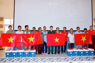 Trao tặng cờ Tổ quốc và bình lọc nước cho ngư dân.