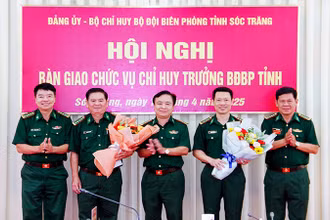 Bộ chỉ huy Bộ đội Biên phòng tỉnh tặng hoa chúc mừng Đại tá Phạm Lê Xuân Bình và Đại tá Trịnh Kim Khâm.