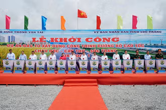 Phó Thủ tướng Lê Minh Khái cùng lãnh đạo các bộ, ngành và địa phương thực hiện nghi thức khởi công.