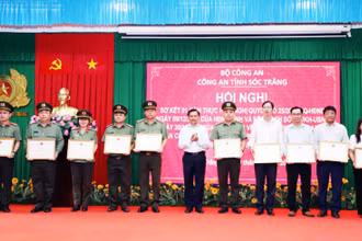 Chủ tịch Ủy ban nhân dân tỉnh Sóc Trăng tặng bằng khen các tập thể và cá nhân xuất sắc.