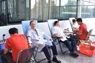 Các y, bác sĩ Bệnh viện Đa khoa Sóc Trăng hiến máu tình nguyện.