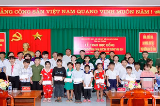 Trao học bổng cho các em học sinh trên địa bàn thị xã Vĩnh Châu.
