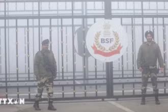 Binh sĩ gác tại cửa khẩu biên giới giữa Pakistan và Ấn Độ, tại Attari, gần Amritsar, Ấn Độ. (Ảnh: ANI/TTXVN)
