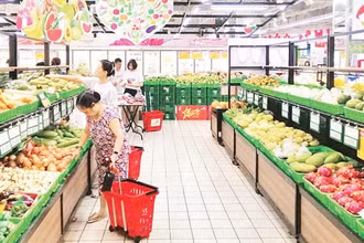 Phục vụ khách mua sắm tại điểm bán của Saigon Co.op.