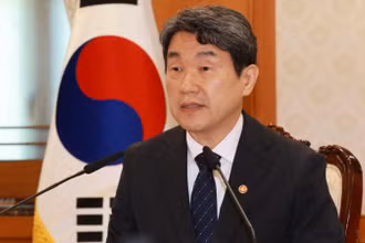 Quyền Tổng thống Hàn Quốc Lee Joo-ho phát biểu tại một cuộc họp khẩn ở Seoul.