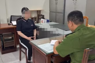 Bị can Nguyễn Thị Thanh Ngọc làm việc với cơ quan chức năng. (Ảnh: Công an cung cấp)