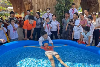 Hướng dẫn kỹ năng chống đuối nước cho các học sinh. (Ảnh: XUÂN TRƯỜNG)