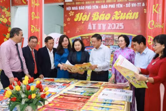 Đông đảo bạn đọc đến với Hội báo Xuân Phú Yên Ất Tỵ 2025.