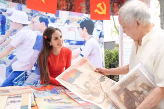 Báo Nhân Dân hòa mình cùng những ngày tháng lịch sử của đất nước.