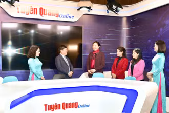 Đồng chí Bí thư Tỉnh ủy Hà Thị Nga thăm phòng studio của Báo Tuyên Quang.