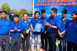 Cà Mau đã thành lập 95 Đội hình thanh niên tình nguyện với 1.244 thành viên tham gia hỗ trợ thực hiện xóa nhà tạm, nhà dột nát tại địa phương, đơn vị. (Ảnh Tỉnh đoàn Cà Mau cung cấp)